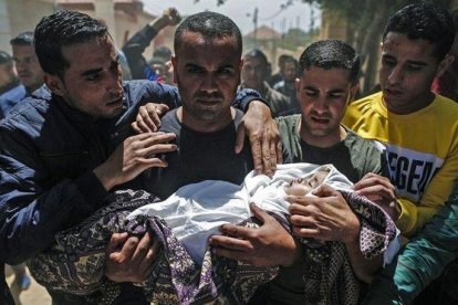 Funeral por el bebé muerto en Gaza.-AFP