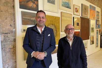 José María Viejo, director de la Fundación Obra Social de Castilla y León (Fundos) y Miguel Tugores durante la firma del convenio en el palacio ducal. HDS