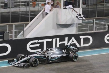 Lewis Hamilton (Mercedes) gana el GP de Abu Dabi, última cita del Mundial de Fórmula 1.-AP / KAMRAN JEBREILI