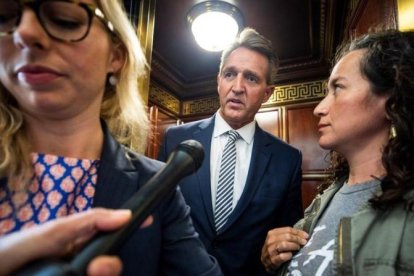 Una presunta víctima de violación, a la derecha, increpa al senador Jeff Flake.Una presunta víctima de violación, a la derecha, increpa al senador Jeff Flake.-EFE / JIM LO SCALZO