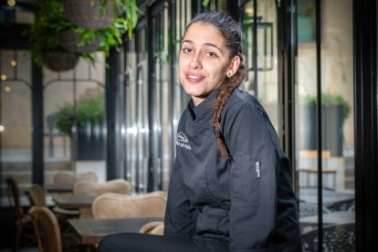 Alba de Pablo, en la coqueta terraza cubierta del Tilo de Vallecas en Soria. GONZALO MONTESEGURO