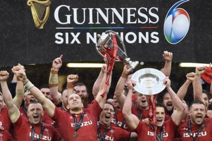 Los jugadores de Gales celebran el triunfo ante Irlanda en Cardiff.-EL PERIÓDICO