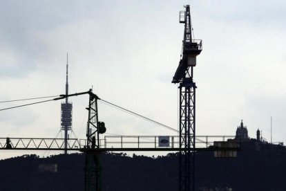 Grúas para la construcción de viviendas en Barcelona.-/ JOSEP GARCIA