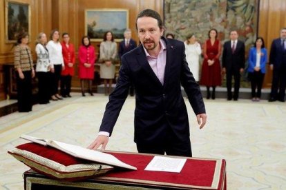 Pablo Iglesias jura su cargo como vicepresidente de Derechos Sociales.-EMILIO NARANJO / EFE / POOL