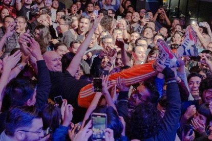 Guille Milkyway, en brazos de asistentes al concierto de La Casa Azul en una sala de Ciudad de México.-MÓNICA BLANCO