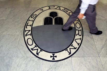 Un hombre camina sobre el logo del banco Monte Dei Paschi Di Siena en Roma.-ARCHIVO / REUTERS / REUTERS