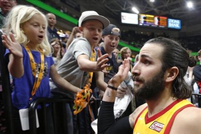 Ricky Rubio saluda a unos pequeños aficionados tras su exhibición ante los Lakers-/ RICK BOWMER (AP)