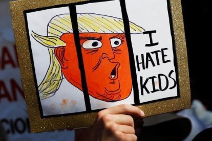 Un manifestante a favor de la reunificación de las familias de inmigantes sostiene un cartel en una protesta en Nueva York con un dibujo de la cara de Trump y en el que se lee Yo odio a los niños.-REUTERS / SHANNON STAPLETON