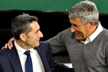 Valverde y Setién se saludan en el Benito Villamarín antes de un Betis-Barça.-EFE / RAÚL CARO