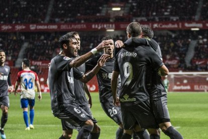 Los jugadores del Numancia celebran el gol de Higinio, que iba a dar la victoria en El Molinón.-Área 11