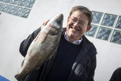 El presidente valenciano, Ximo Puig, en su visita a la cofradía de pescadores de El Palmar en L’Albufera.-MIGUEL LORENZO