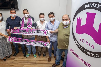 El CD Soria nació ayer con su presentación en el bar Los Álamos, en la imagen la junta directiva que preside Luis Romera. MARIO TEJEDOR