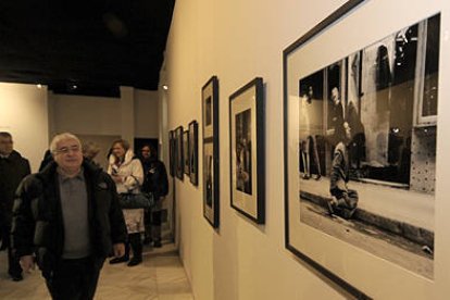 El comisario de la exposición de Joan Colom, David Balsells, en la presentación de la muestra ayer por la tarde en la sede del Banco de España. / ÚRSULA SIERRA-