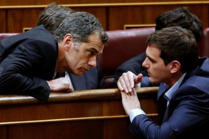 El presidente de la comisión anticorrupción del Congreso, Toni Cantó, con el líder de C's, Albert Rivera.-DAVID CASTRO