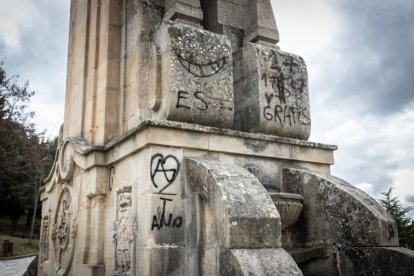 Pintadas en la base del monumento. GONZALO MONTESEGURO