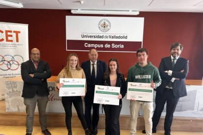 Los tres primeros clasificados en la Olimpiada de Economía de Soria sostienen sus diplomas. HDS