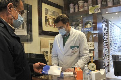 Venta de test de antígenos en farmacia. MARIO TEJEDOR