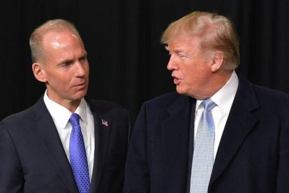 El CEO de Boeing, Dennis Muilenburg, y Donald Trump, en una visita a la planta de Boeing en St. Louis, en marzo del 2018.-ARCHIVO / AFP