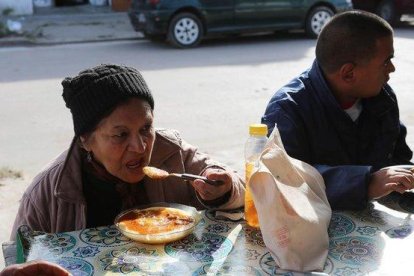 Usuarios de un comedor social de Buenos Aires.-RODRIGO GARCÍA (EFE)