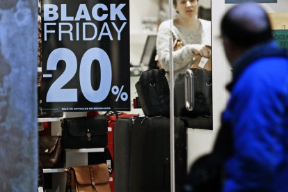 Establecimiento con un cartel de Black Friday.-MARIO TEJEDOR