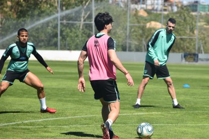 Tres jugadores numantinos, ayer, en la sesión de entrenamiento. CD NUMANCIA.