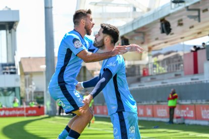 Bonaldo y Fer Román se abrazan para celebrar el tanto del defensa que daba la victoria en Lezama. ÁREA 11