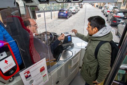 Primer día sin mascarilla obligatoria en los autobuses. MARIO TEJEDOR