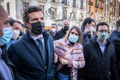 Pablo Casado arropa a la cabeza de lista del PP en la provincia, Rocío Lucas, en sus visitas a Ólvega y Soria. GONZALO MONTESEGURO