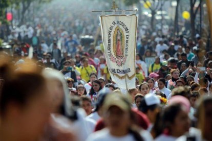 Cientos de personas llegan a las inmediaciones de la Basilica de Santa Maria de Guadalupe   en Ciudad de Mexico  Mexico.-EFE