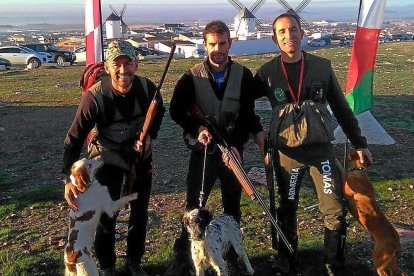 Los tres cazadores regionales en la semifinal nacional de Campo de Criptana, con Asier Mate en el centro.-- EL MUNDO