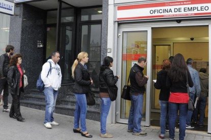 Cola de parados en una oficina de empleo en Madrid.-DOMINIQUE FAGET (AFP)