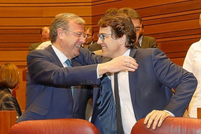 Abrazo de Silván y Mañueco en el último pleno de las Cortes-J. M. LOSTAU