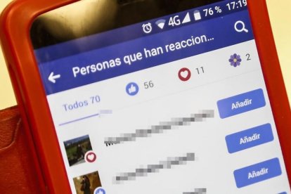 Nueva "reacción" de Facebook: una flor por el Día de la madre.-JULIO CARBÓ