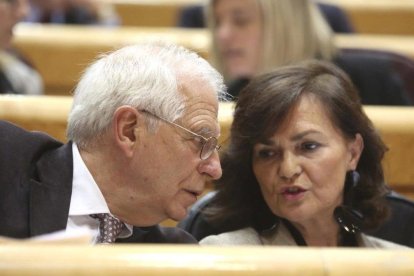 El ministro de Exteriores, Josep Borrell, conversa con la vicepresidenta del Gobierno, Carmen Calvo, en el Senado, el pasado 11 de diciembre.-REUTERS