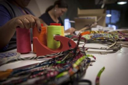 Mujeres trabajando en un taller de artesanía.-CARLOS MONTAÑÉS