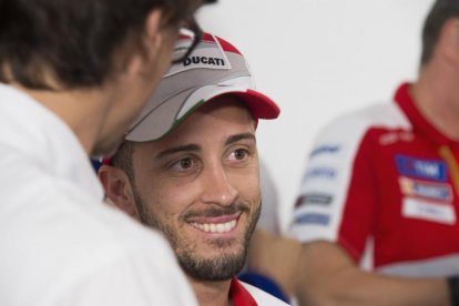 Andrea Dovizioso sonríe tras lograr el podio en Doha, Catar.-MIRCO LAZZARI