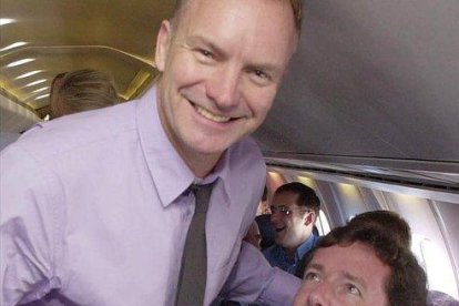 Piers Morgan, junto al cantante Sting, en una imagen del 2001.-