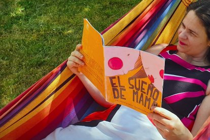Nieves Podereux leyendo su libro El sueño de mamá