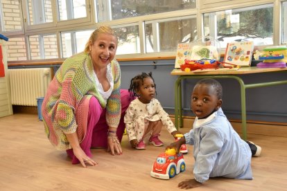 La delegada de la Junta en el aula de primero de Infantil del colegio Fuente del Rey en el inicio del curso. HDS