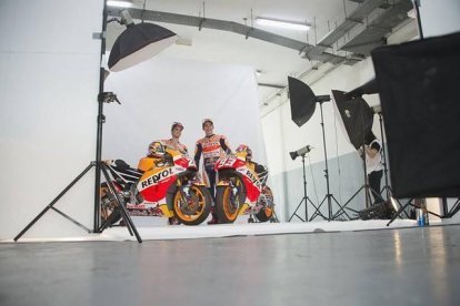 Dani Pedrosa y Marc Márquez posan para la foto oficial del equipo de Repsol Honda de MotoGP.-MIRCO LAZZARI