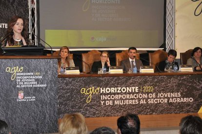 Clemente clausura la jornada sobre incorporación de jóvenes y mujeres al campo en presencia de los ponentes en la mesa sobre agricultura femenina.-VALENTÍN GUISANDE