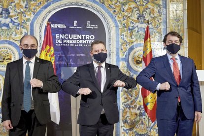 Los presidentes de Aragón, Castilla-La Mancha y Castilla y León, Javier Lambán, Emiliano García-Page y Alfonso Fernández Mañueco, se saludan tras la reunión celebrada en Talavera de la Reina. ICAL