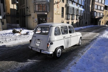 Un Renault 4, en enero de 2021, desafiando a la borrasca Filomena por el centro de Soria sin mayor complicación. HDS