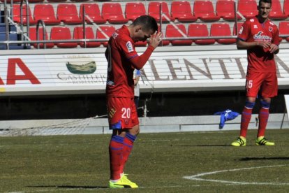 Pablo Valcarce, que estrelló un balón en el larguero, se lamenta de la derrota ante el Cádiz.-María Ferrer