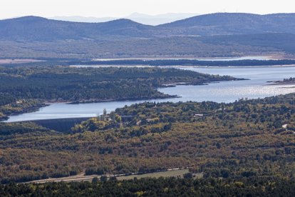 Vista del embalse de la Cuerda del Pozo desde la iglesia de la Virgen del Castillo de El Royo. MARIO TEJEDOR