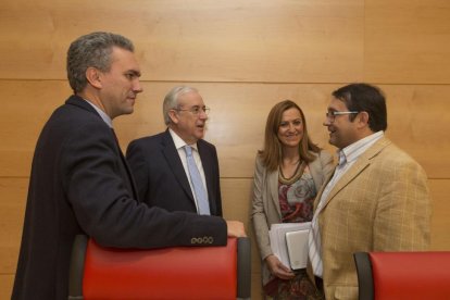 El presidente del Consejo de Cuentas, Jesús Encabo (2I), comparece ante la Comisión de Economía y Hacienda de las Cortes. Le acompañan en la imagen, José Javier Izquierdo Roncero (I), Virginia Barcones Sanz (2D) y Juan Luis Cepa Álvarez (D), procuradores -Ical