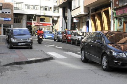 Estado de la calle Campo que según Ides acumula atascos por el «embudo» que forman las obras . / VALENTÍN GUISANDE-