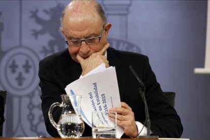 El ministro de Hacienda en funciones, Cristóbal Montoro, en rueda de prensa posterior al Consejo de Ministros del 29 de abril.-J M Prats