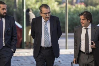 El expresidente del Valencia Juan Soler, en el medio, accede a una de las sesiones del juicio por haber organizado el secuestro de Vicente Soriano.-MIGUEL LORENZO