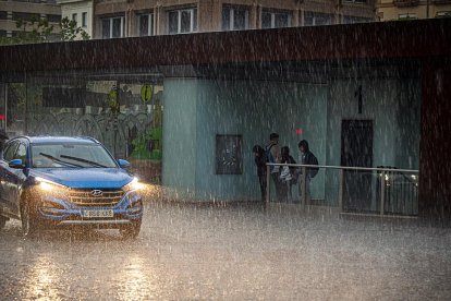 Gente a refugio de la tromba de agua y granizo en el centro de Soria sobre las 20.00 horas de este miércoles. MARIO TEJEDOR